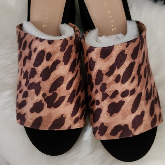 NWOT !!  KELLY AND KATIE CHEETAH SANDALS !! - Picture 2 of 5